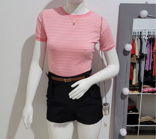 Blusa listrada na cor rosa, conjunto short preto